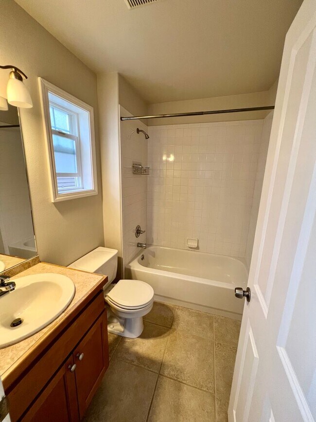 Building Photo - Capitol Hill/Madison Valley Townhouse