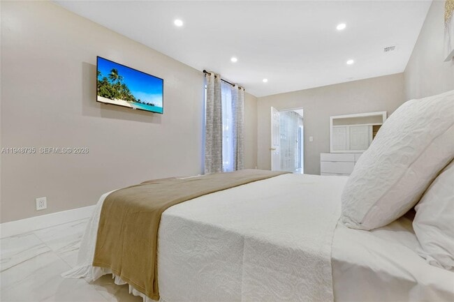 Building Photo - 1960 Coral Reef Dr