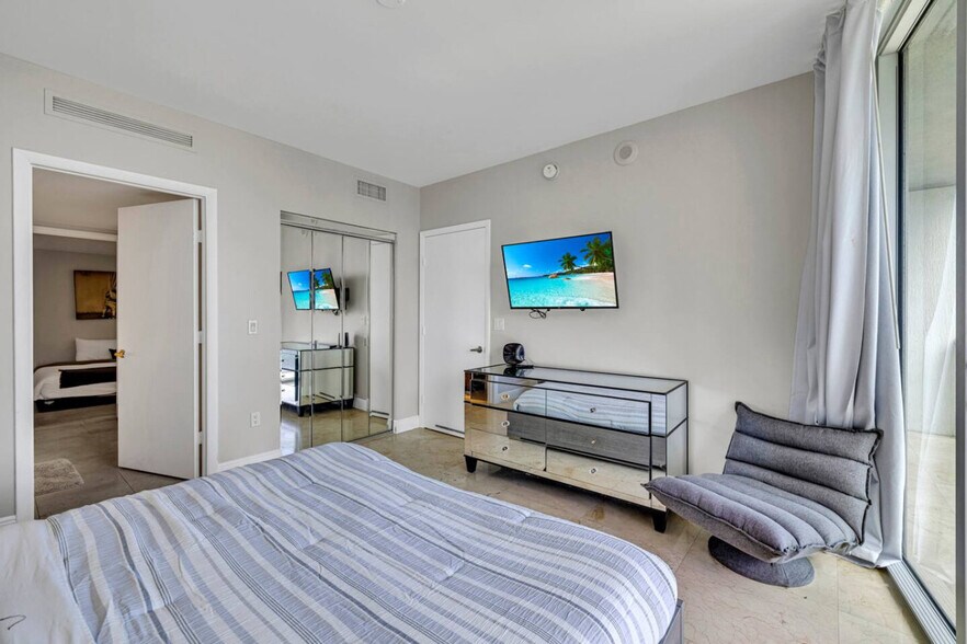 Building Photo - 481 Brickell Ave