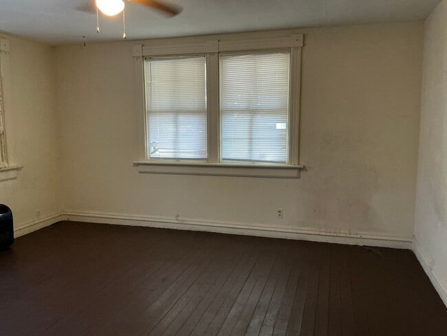 Building Photo - 521 Folks St