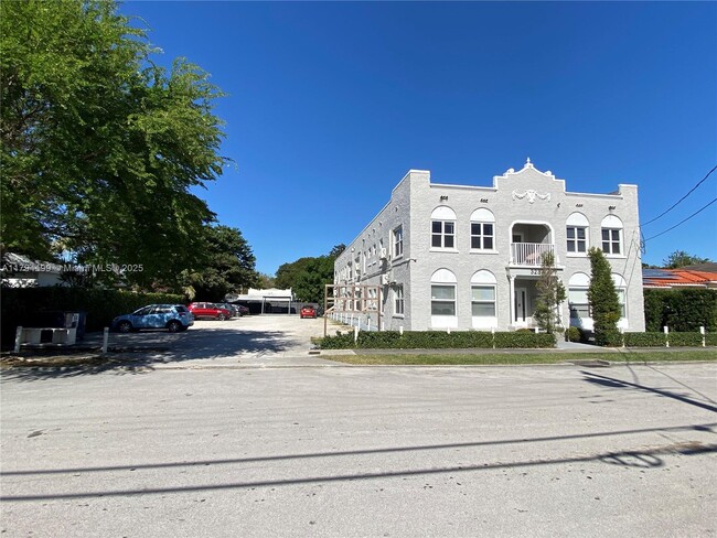 Building Photo - 3237 SW 4th St