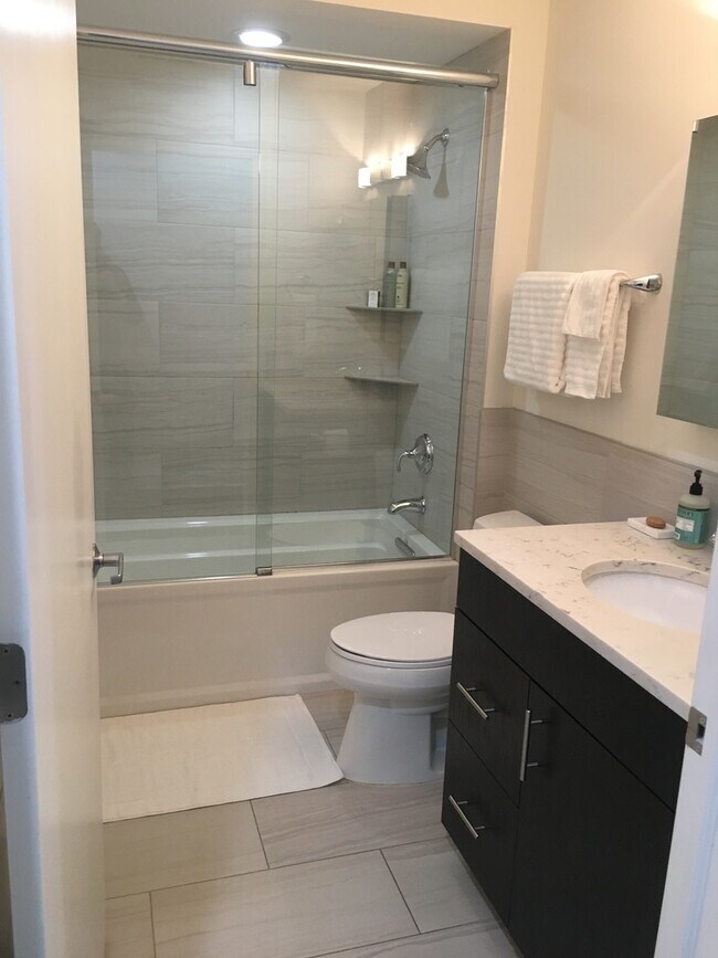 Building Photo - 1760 N Clark St