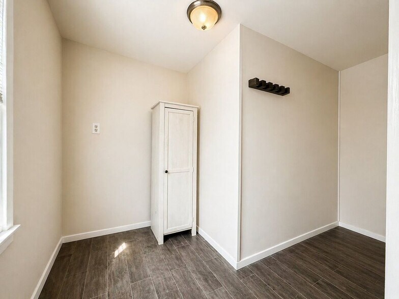 Building Photo - 161 Lincoln Ave