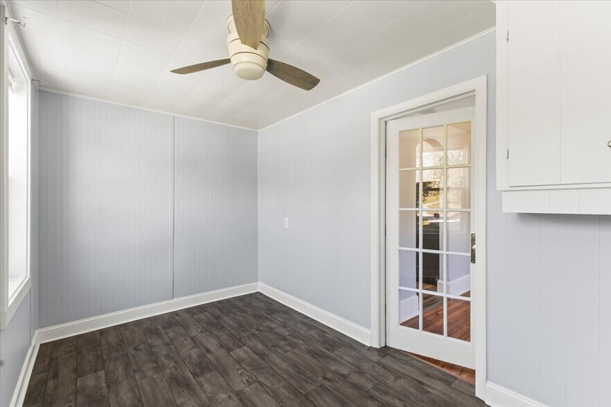 Building Photo - 10060 Central Dr