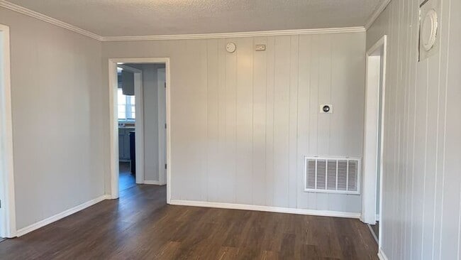 Building Photo - 3 Bedroom Freshly Painted House