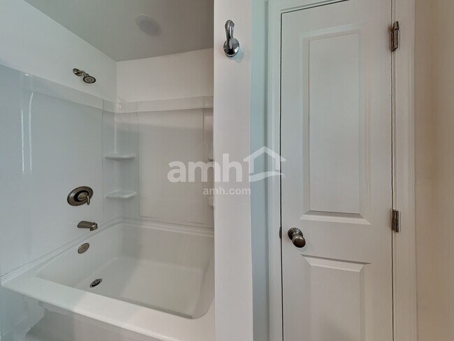 Building Photo - 108 Spruce Cir