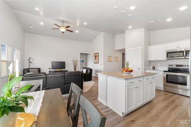 Building Photo - Beautiful Home Close to Shopping!