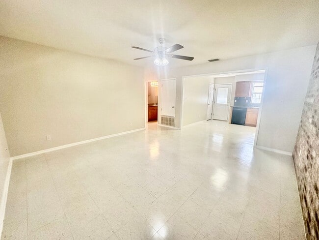 Building Photo - Cozy 2/1 Duplex in Pleasanton w/ Dedicated Parking ~ Move-In Ready!