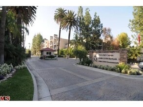 Building Photo - 1 +1 Penthouse Condo! Resort Style Living at "The Met" in Woodland Hills/Warner Center