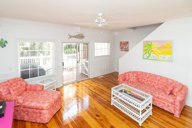 Building Photo - Lovely Townhome Available In Yacht Cove