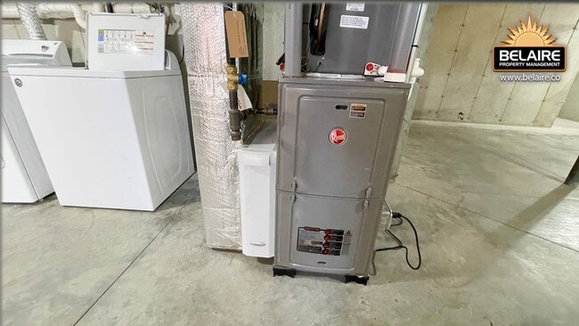 Building Photo - Cozy Country Living