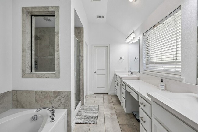 Building Photo - 808 Parkland Dr
