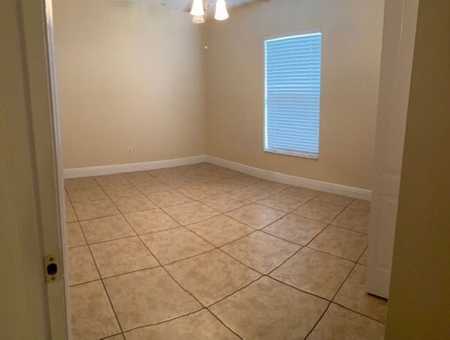 Building Photo - 1900 Kismet Pkwy W