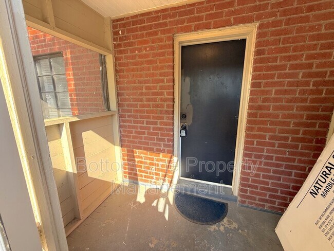 Building Photo - 1720 Garden Terrace