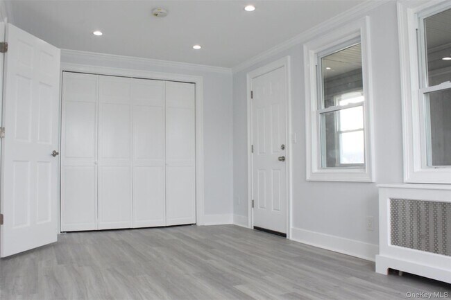 Building Photo - 451 Warburton Ave