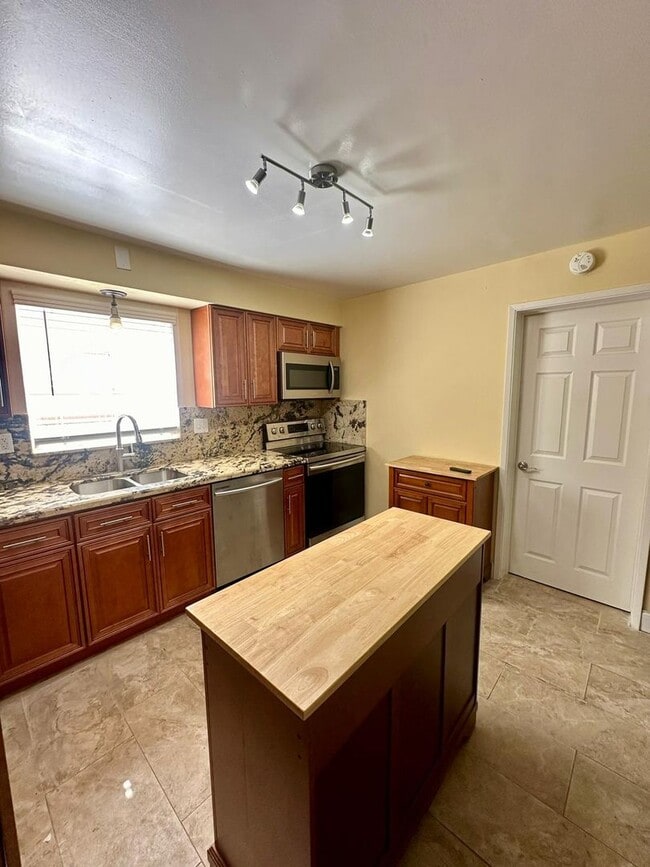 Building Photo - Easy Coastal Living Just Minutes from Downtown!