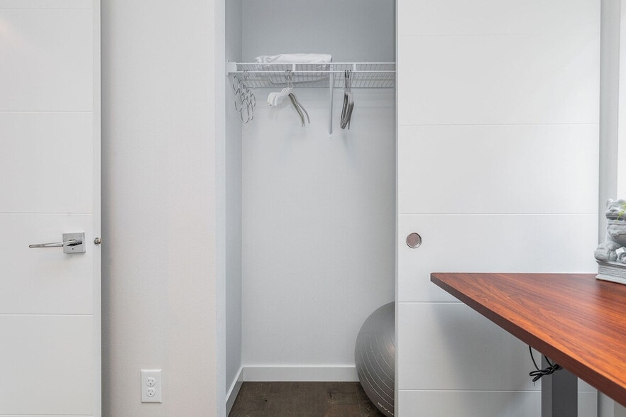 Building Photo - 762 Belmont Pl E