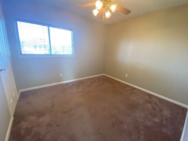 Building Photo - 907 Christopher Ln