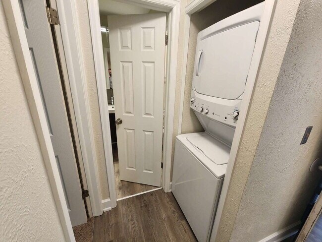 Building Photo - PRICE DROP!  Beautiful Ground Floor 2 Bed 2 Bath Condo! Sunroom!