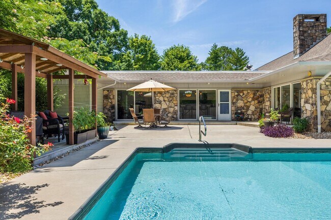 Building Photo - 615 Springhill Dr NE