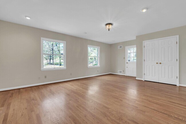 Building Photo - 8616 Chateau Dr