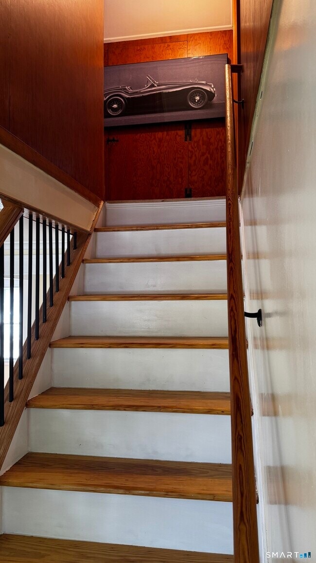 Building Photo - 406 Oakwood Ave