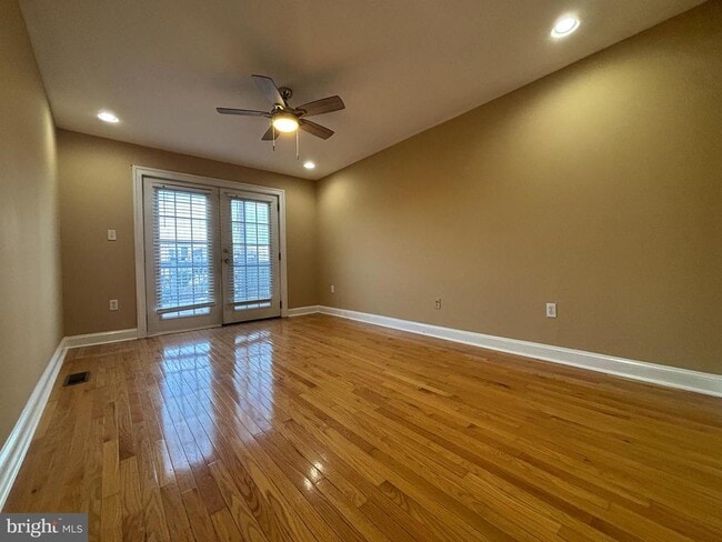 Building Photo - 1122 W Hamburg St