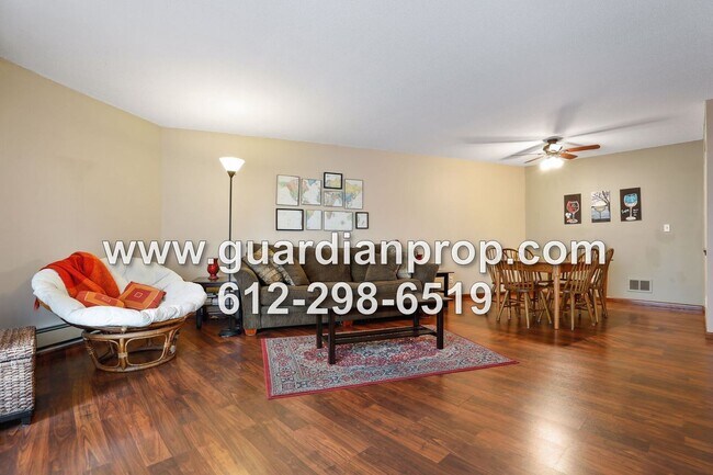 Building Photo - Top Floor Condo Available September 1 in H...