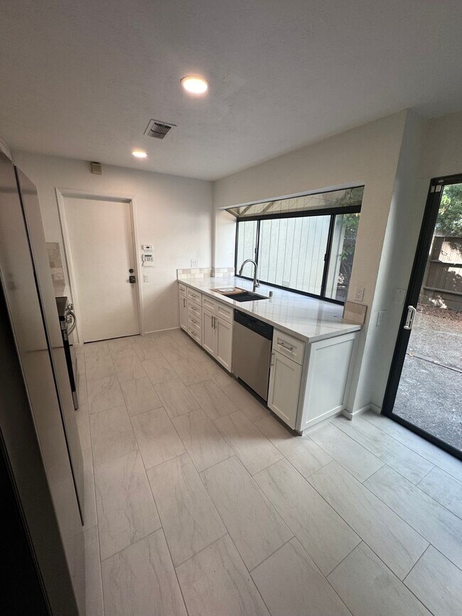 Building Photo - BEAUTIFUL 2 STORY CONDO IN THE CAMPUS COMM...