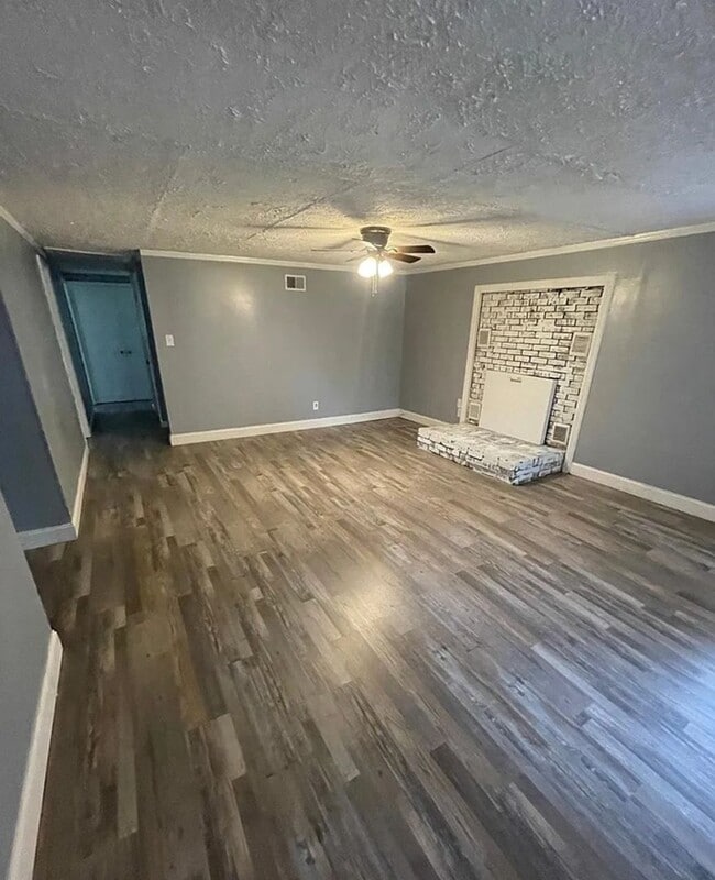Building Photo - Charming 3-Bedroom 1.5 Bath Cottage-Style ...