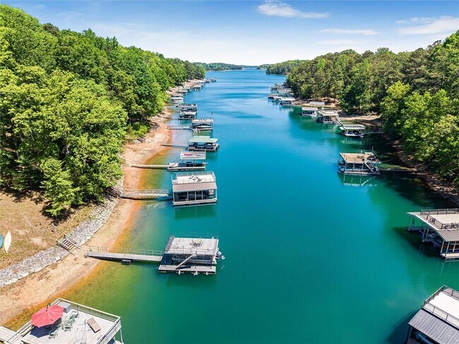 Building Photo - 6265 Lakeview Dr