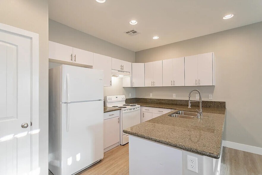 Building Photo - 1681 S Dandelion St