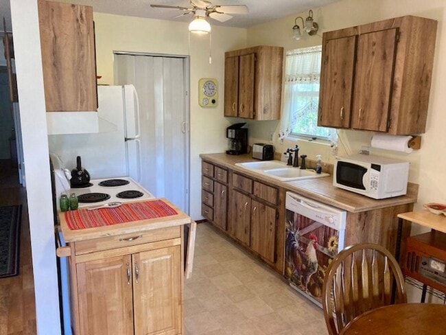 Building Photo - Captains' Lodge Old Homosassa