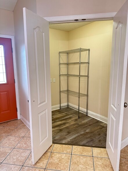 Walk-In Pantry - 603 Diamonte Cir