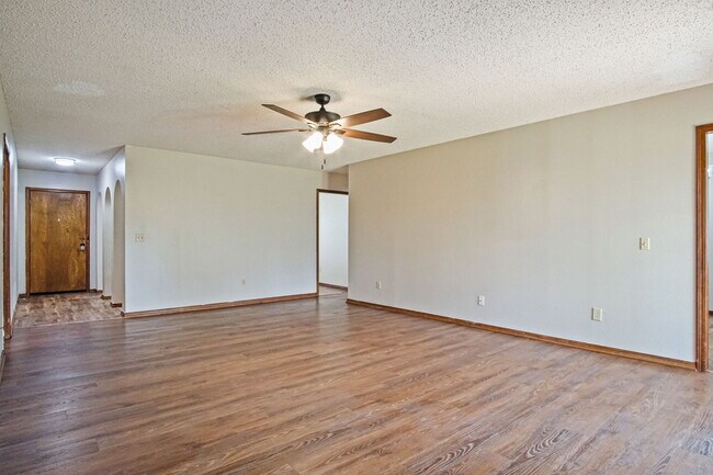 Building Photo - 128 W Platt Dr