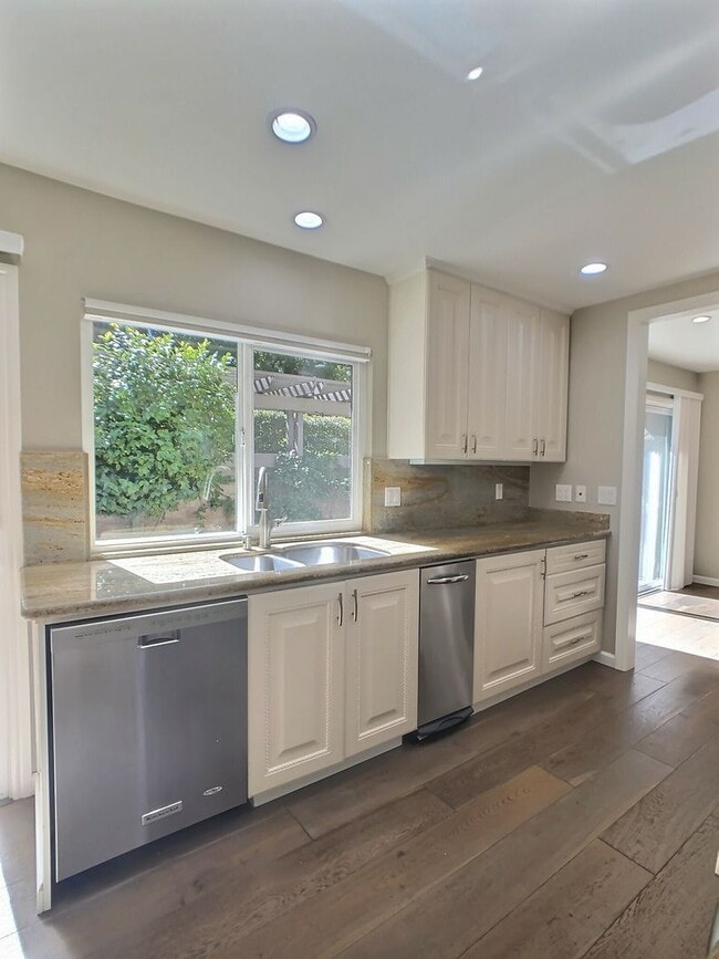 Building Photo - Dry Creek Village Townhouse!