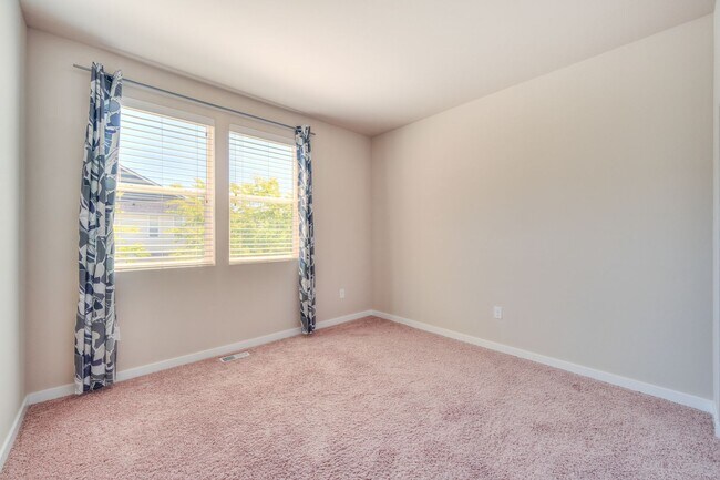 Building Photo - Spacious Brick and Wood Home in Issaquah