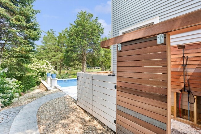 Building Photo - 425 Cedar Point Dr E