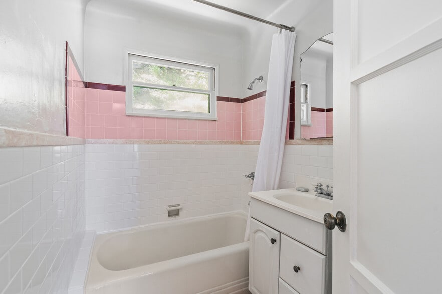 Building Photo - 3705 Fredonia Dr