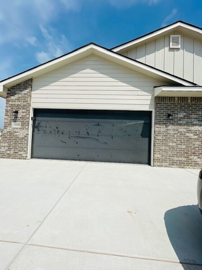 Building Photo - 1632/34 Hickory Creek