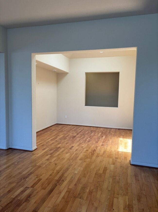 Building Photo - Spacious 3 to 4 Bedroom, 4-Bath Home in Pr...