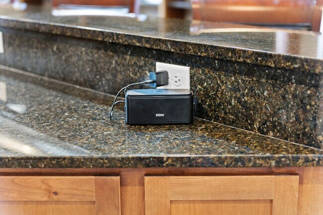 Building Photo - 301 E Walnut St