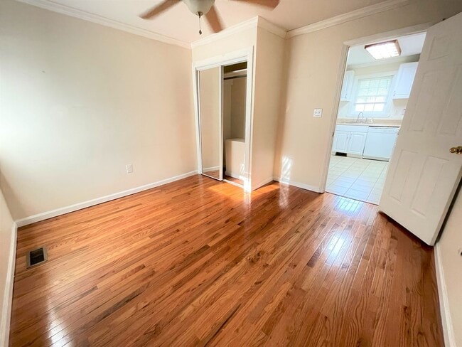 Building Photo - Nice 3br house w/ parking, central AC - wa...