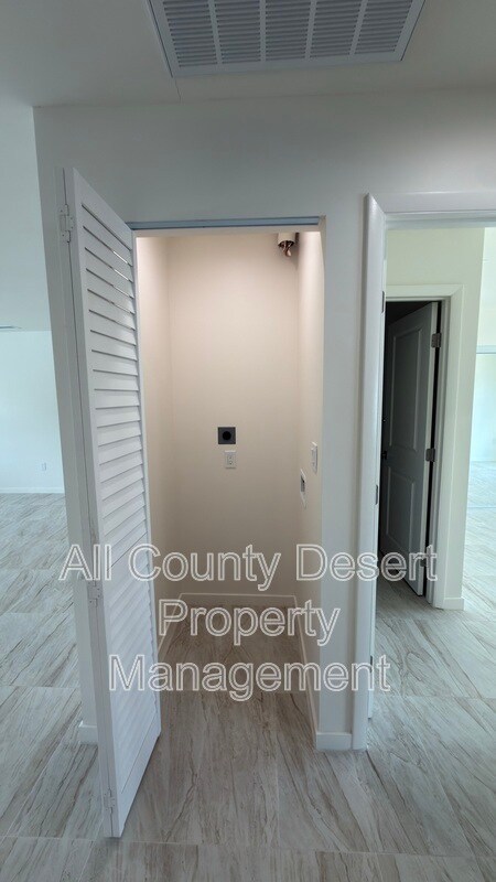 Building Photo - 517 S Mountain View Dr