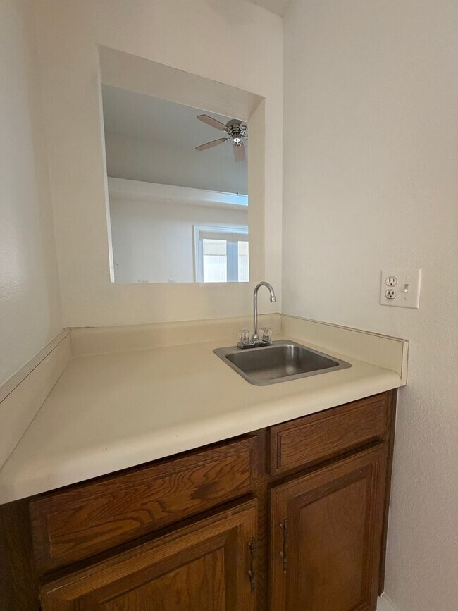 Building Photo - Stunning Midtown 2 Bedroom 2 Bath Townhome in Gated Community!