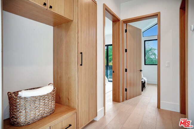 Building Photo - 15602 Morrison St