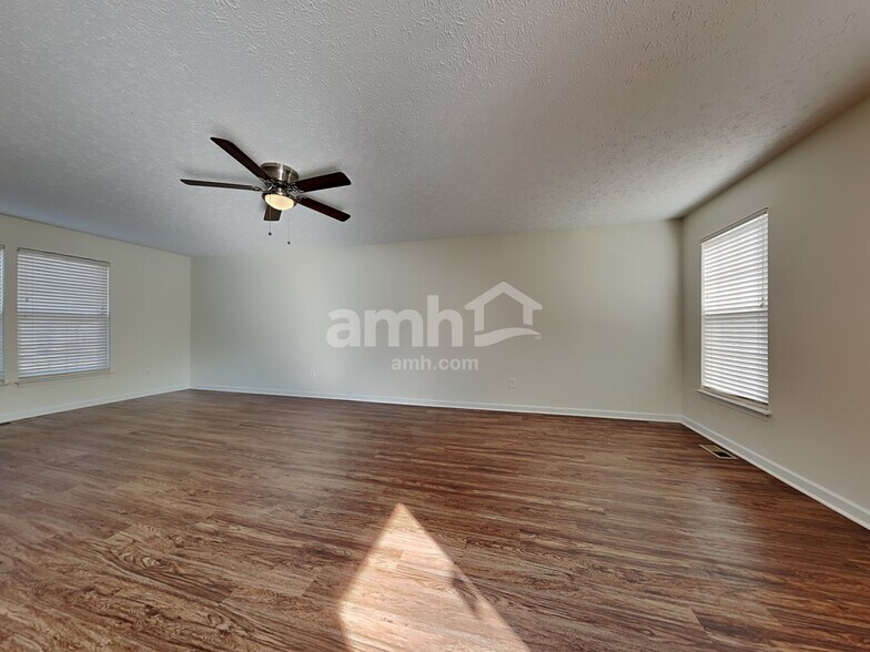 Building Photo - 922 Whispering Pine Way