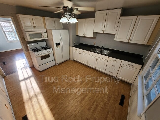 Building Photo - 1009 Hillside Dr