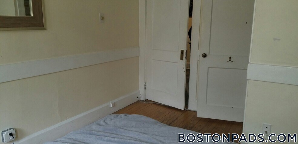 Building Photo - 161 Endicott St