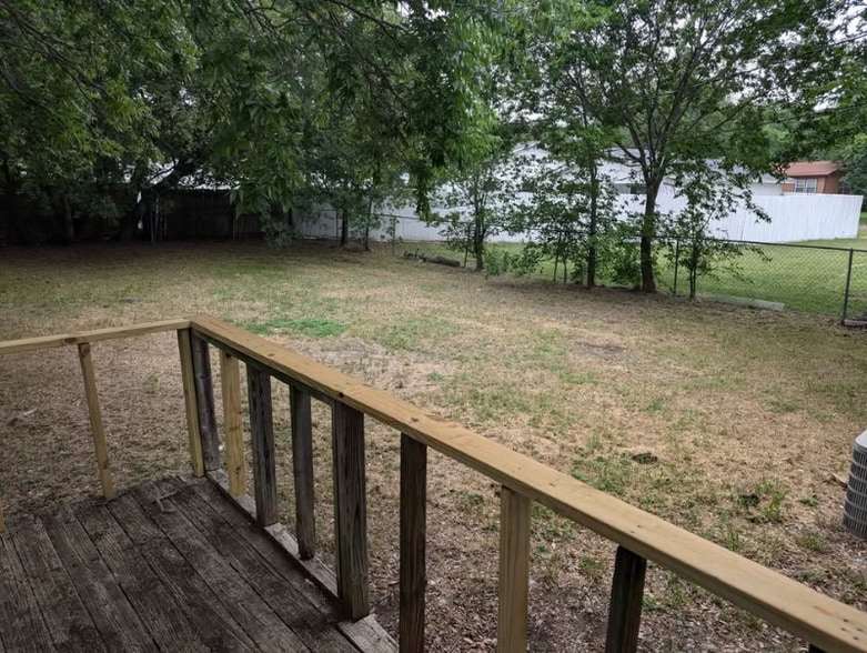 Building Photo - 717 Mickan St